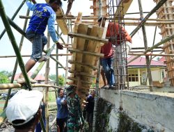 Penuh Semangat, Satgas TMMD Kodim 1505/Tidore dan Warga Gotong Royong Angkat Papan Mal Masjid