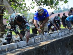 Satgas TMMD Kodim 1505/Tidore Bersama Warga Bangun Pagar Jalan, Bukti Nyata Kemanunggalan TNI-Rakyat