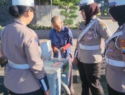Patroli Srikandi Satlantas Polres Blitar Kota Sentuh Hati Warga, Polwan Cantik Beli Dagangan Orang Tua Penjual Susu di Pinggir Jalan
