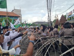 Polrestabes Surabaya Libatkan Tim Negosiator Polwan, Beri Layanan Pengamanan Aksi Ribuan Santri di DPRD Jatim