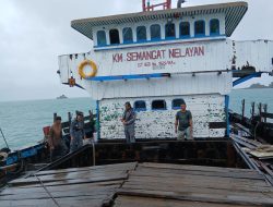 Bakamla RI Selamatkan Kapal Mati Mesin di Tengah Cuaca Buruk