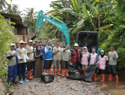 TANGGAP BENCANA DINI: PLN NP UP Sebalang Keruk Sedimentasi Sungai, Lindungi Dua Dusun dari Ancaman Banjir