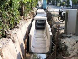 Diduga Tidak Sesuai Spesifikasi, Proyek Draenes dan Trotoar di Jalan Wr Supratman Terkesan Asal Jadi