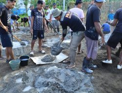 Semangat Kebersamaan, Satgas TMMD dan Warga Desa Wama Bahu Membahu Cor Lapangan Voli