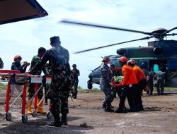 TNI, ADF, dan Basarnas Evakuasi Warga Nyaris Tenggelam di Laut Selatan Jawa