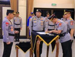 Kapolri Pimpin Sertijab, Kapolda Lampung Irjen Pol Helmy Santika Serahkan Tongkat Komando Kepada Irjen Pol Helfi Assegaf