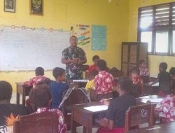 Babinsa Mapurujaya Tanamkan Nilai Cinta Tanah Air kepada Siswa SD YPPK Kaugapu
