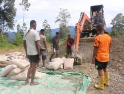 Satgas TMMD 126 Lanjutkan Tahapan Awal Pembangunan Jalan di Kampung Babak