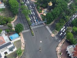 Melalui Hari Pahlawan Polrestabes Surabaya Berikan Bendera Merah Putih ke Pengendara Bentuk Cinta Tanah Air