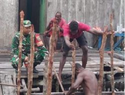 Babinsa Mapurujaya Laksanakan Komsos dan Bantu Warga Membangun Jembatan Penghubung sebagai Wujud Kepedulian dan Kebersamaan di Wilayah Binaan