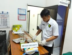 Food Safety : Sidokkes Polres Nganjuk Cek Bahan dan Makanan di SPPG Pace