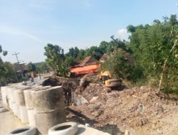 Proyek Pembangunan Talud Drainase Ruas Ngraho–Ketuwan, Diduga Gunakan Material Non-Standart
