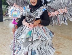 Sosok Guru Berkreatif ! Deliana Guru SDN Tanjung Gading, Sulap Koran Bekas Menjadi Gaun di Festival Pawai Budaya
