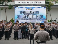 Kapolrestabes Surabaya Kombespol Luthfie Sulistiawan memimpin apel pasukan Operasi Zebra Semeru 2025