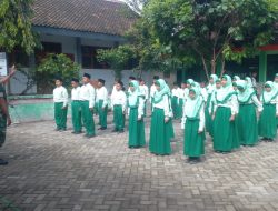 Puluhan Siswa SD dibekali Wasbang dan Bela Negara oleh Babinsa Sekar Bojonegoro