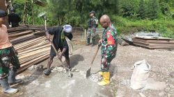 Bantu Ringankan Beban, Babinsa Koramil Tembagapura Bantu Perbaiki Rumah Warga
