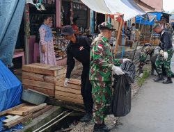 Sambut Bulan Kasih Natal, Kodim 1710/Mimika Gelar Karya Bakti Bersihkan Lingkungan Pasar