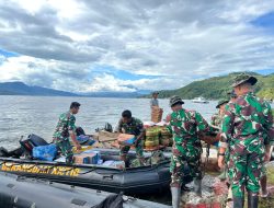 Banjir Putuskan Akses, TNI Tempuh 12 Mil Lalui Danau Singkarak Salurkan Bantuan