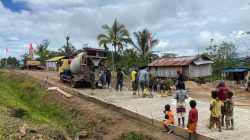 Satgas TMMD ke-126 dan Warga Kampung Babak Lanjutkan Pengecoran Jalan di Tambrauw