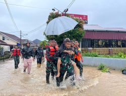 Hujan Deras Rendam Pemukiman, TNI Turun Tangan Evakuasi Warga di Padang