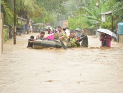 Gerak Cepat, Prajurit TNI AD Selamatkan Lansia 90 Tahun dari Rumah Terendam Banjir