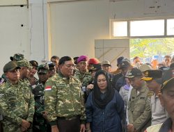 Panglima TNI Dampingi Menhan RI Tinjau Langsung Pengungsi Banjir di Pidie Jaya, Aceh