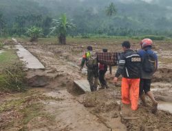Prajurit Kodam IM Sigap Selamatkan Warga Aceh dari Banjir dan Longsor