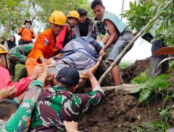 Demi Selamatkan Ibu dan Bayi, Prajurit TNI Tandu Ibu Hamil di Jalur Terisolasi