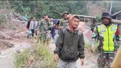 TNI Evakuasi Dua Lansia Penderita Stroke di Wilayah Terisolasi Bener Meriah