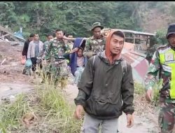 TNI Evakuasi Dua Lansia Penderita Stroke di Wilayah Terisolasi Bener Meriah