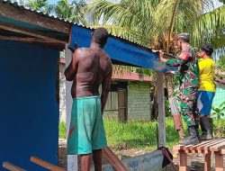 Babinsa Mapurujaya Gelar Komsos dan Bantu Warga Bangun Rumah di Kampung Hiripau