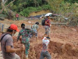Prajurit TNI Pikul Bahan Bantuan dan Jalan Kaki Puluhan Km Salurkan Logistik ke Desa Terisolir di Sitahuis