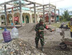 Perkuat Kebersamaan Serta Cerminkan Sikap Toleransi, Babinsa Koramil 1710-07/Mapurujaya Bersama Warga Gelar Kerja Bakti Pembangunan Masjid
