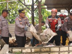 Puluhan Anggota Polres Tuban Bantu Warga Pasca Bencana Angin Puting Beliung