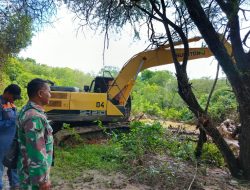 ‎Peduli Lingkungan, TNI Bancar Tuban Wujudkan Normalisasi Kali Sowan