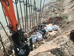 TNI dan Warga Gotong Royong Perkuat Tanggul Pasca Banjir di Langkat