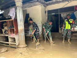 TNI Bantu Bersihkan Rumah Lansia Terdampak Banjir di Kabupaten Pidie