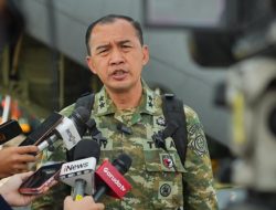 TNI Salurkan Logistik ke Wilayah Terisolasi dengan Metode  Airdrop