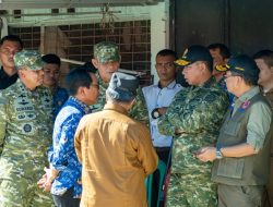 Panglima TNI Dampingi Presiden RI Tinjau Posko Pengungsian dan Dapur Lapangan di Padang Pariaman