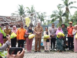 Wabup Tuban Kunjungi Warga Terdampak Angin Kencang, Beri Instruksi BPBD TUBAN
