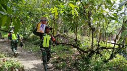 Terisolir, Personel Kodim Aceh Tenggara Jalan Kaki Antar Bantuan ke Ketambe