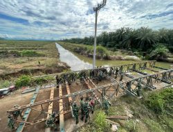 TNI Bangun Empat Jembatan Bailey di Sumbar