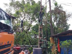 Prajurit TNI Pasang Lampu Tenaga Surya, Akses Penerangan Warga Desa Mardame Kembali Normal