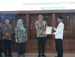 Mas Lindra Bersama Kepala BPN Tuban dan Kemenag Tuban Serahkan Sertipikat Tanah