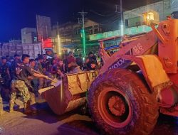 Hingga Larut Malam, Prajurit TNI Lanjutkan Pembersihan Pasar Aceh Tamiang