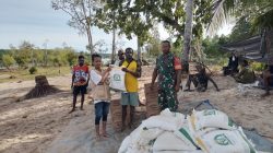 Agar Berjalan Dengan Lancar dan Tepat Sasaran, Babinsa Koramil Kokonao Dampingi Petugas Bulog Salurkan Bantuan Raskin