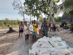 Agar Berjalan Dengan Lancar dan Tepat Sasaran, Babinsa Koramil Kokonao Dampingi Petugas Bulog Salurkan Bantuan Raskin