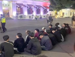 Polrestabes Surabaya Mengamankan 18 Remaja Diduga Melakukan Kerusuhan di Kedungdoro Surabaya
