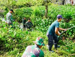 Mitigasi Bencana, Babinsa Kodim Bojonegoro bersama Warga Sukorejo Karya Bakti Pembersihan Sungai