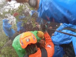 Menembus Hutan dan Tebing, Prajurit TNI Temukan Dua Korban Kecelakaan Pesawat ATR 42-500 di Gunung Bulusaraung